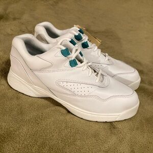 NIB Vintage Cobbie Cuddlers White Leather Walking Shoe Sneaker Size 8
